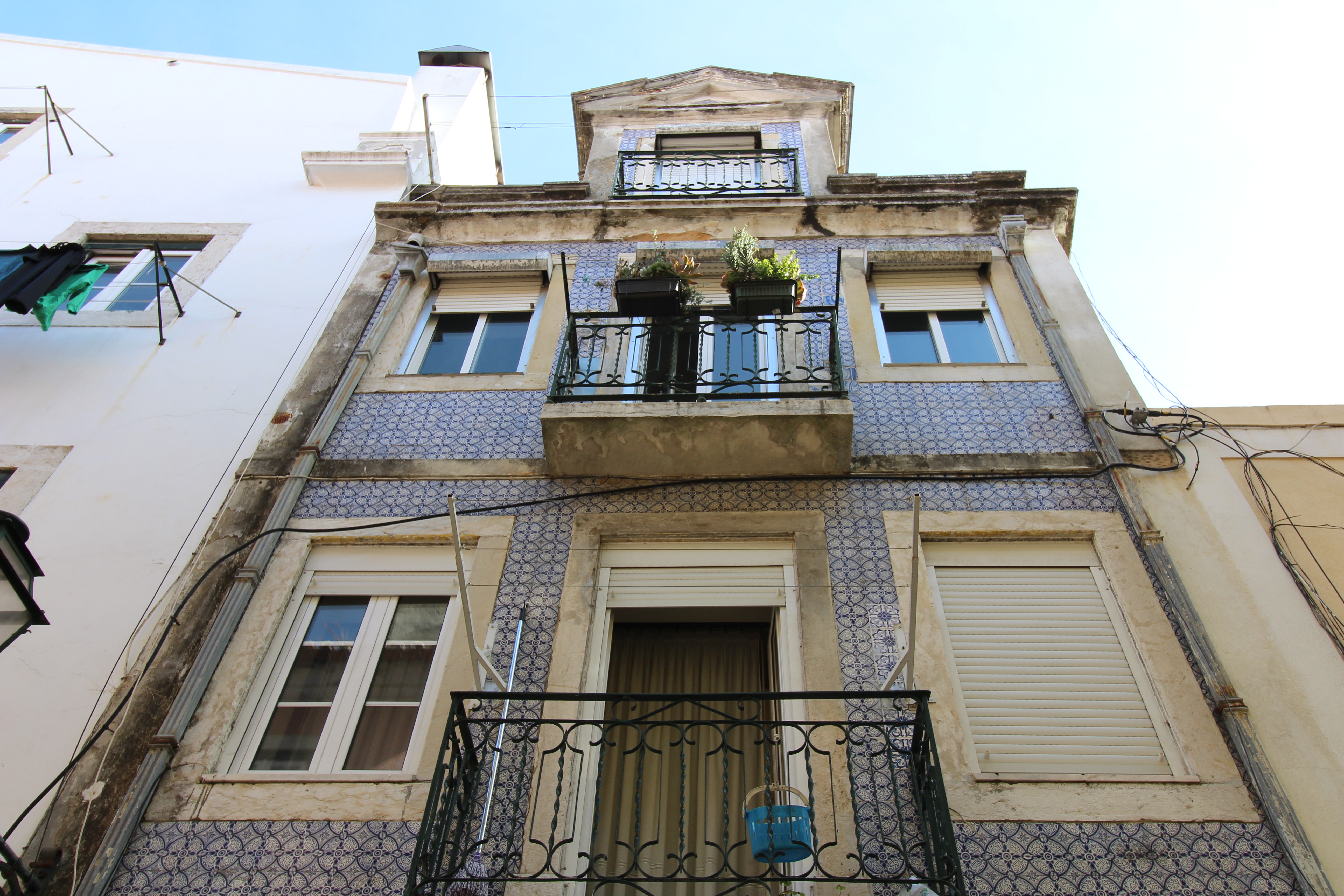Двухкомнатная квартира в историческом центре Лиссабона (Португалия) с утвержденным проектом реновации