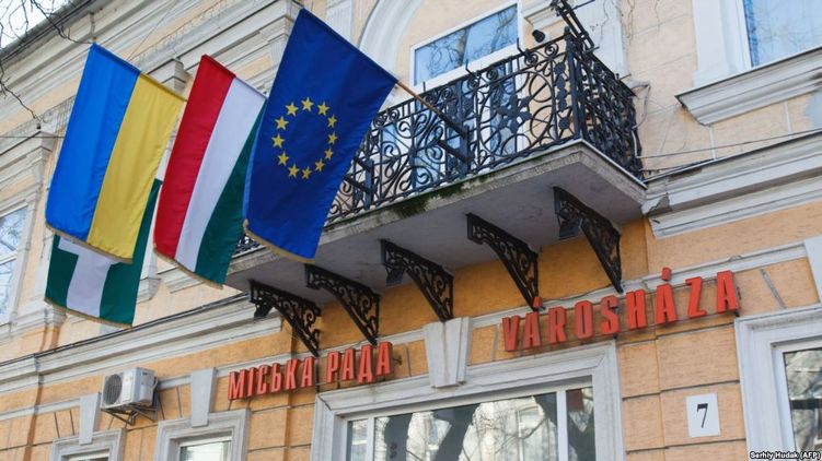 Украинцев массово задерживают в Венгрии за покупку паспортов