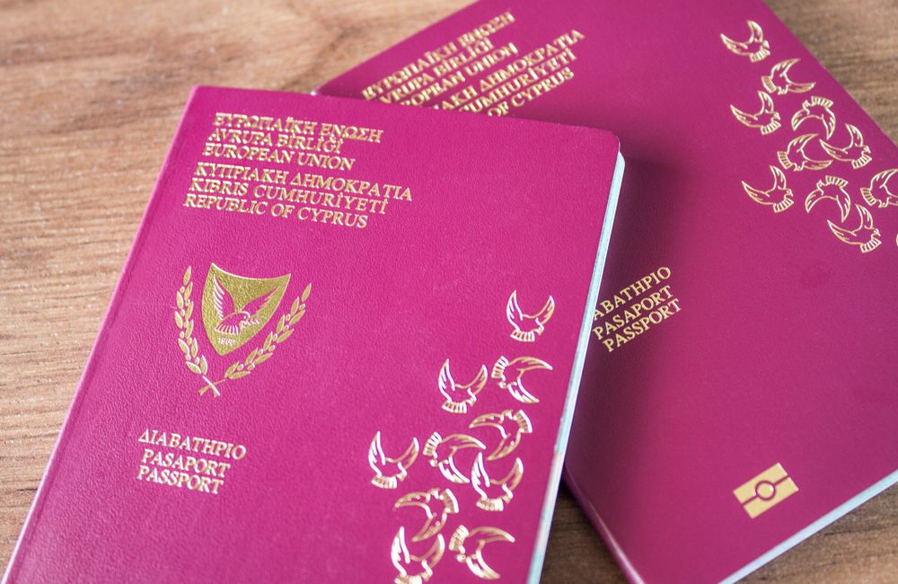 Полиция Кипра начала собирать информацию о владельцах «золотых паспортов», чтобы отобрать у них гражданство
