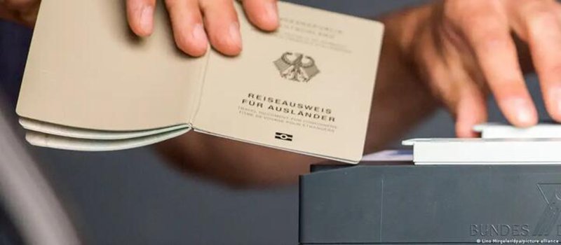 В Германии начали выдавать паспорта иностранцев белорусам