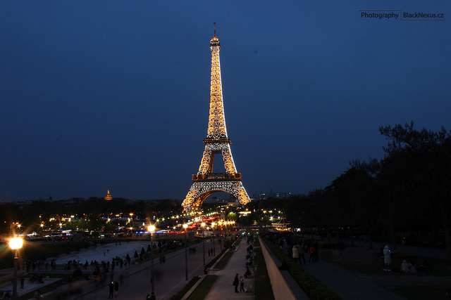 На Эйфелеву башню в Париже теперь трудно попасть