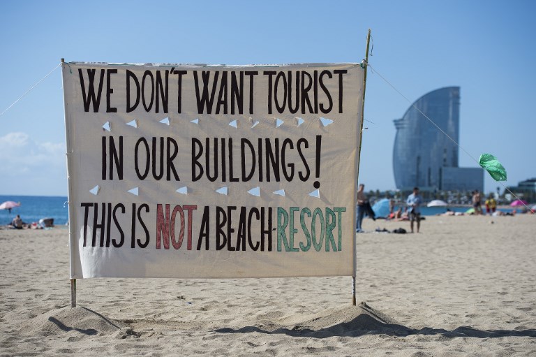 Власти Барселоны просят туристов жаловаться на нелицензированных владельцев жилья с Airbnb