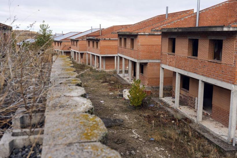 Новые города-призраки в Испании: жилищные комплексы, построенные перед кризисом, уже более 10 лет остаются заброшенными