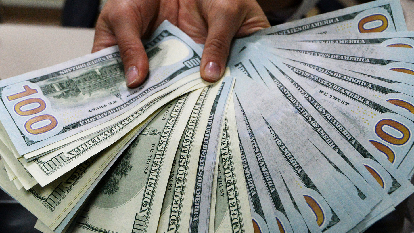 Новый сюрприз от Центробанка России: россиянам запретят покупать доллары в обменниках