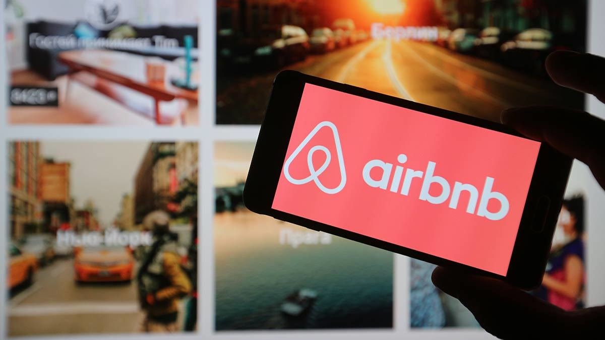 Airbnb меняет правила сборов для хозяев жилья