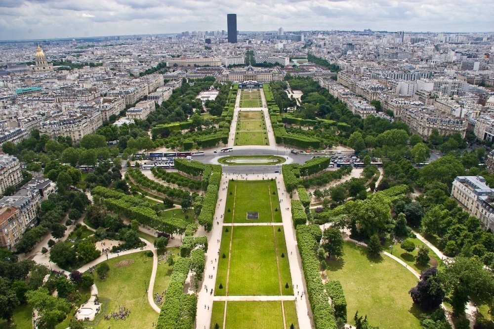 Мэрия Парижа анонсировала обновление Елисейских полей
