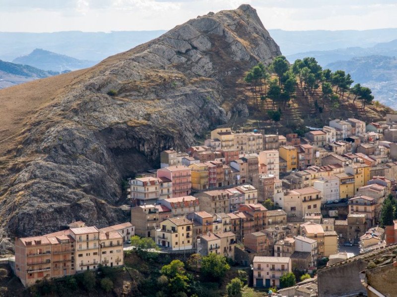 Сицилийский город завлекает инвесторов символическими ценами, но это может быть уловкой