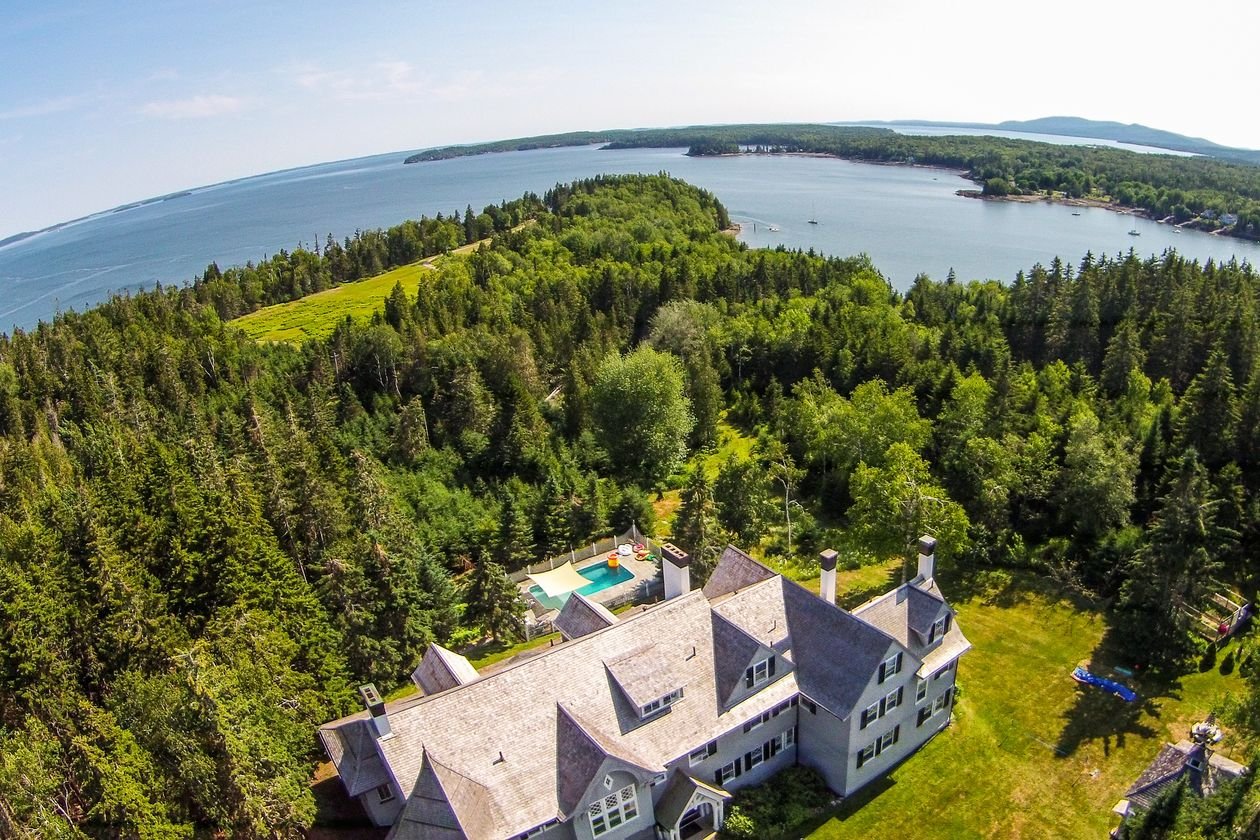 Джон Траволта продает свое поместье на острове в штате Мэн за $5 млн