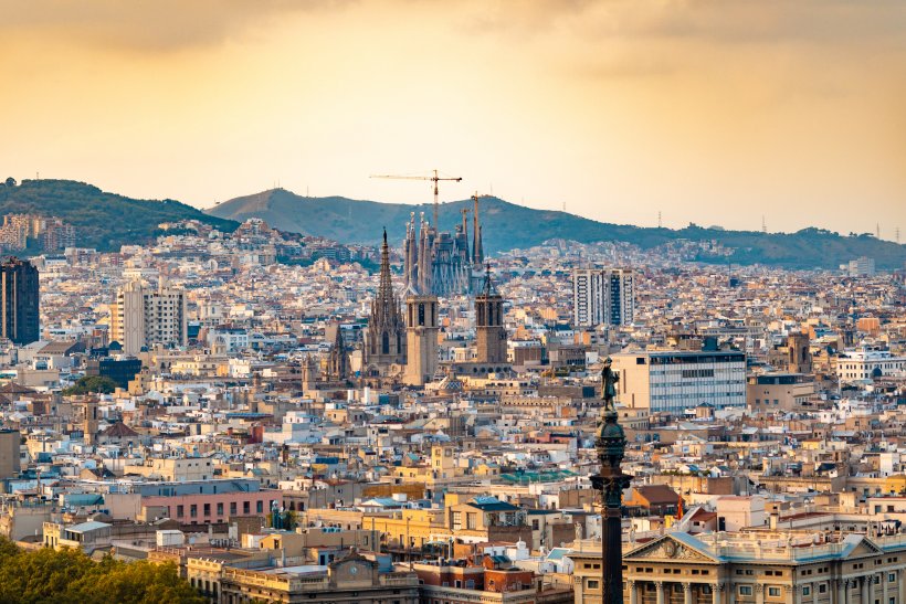 Новые правила въезда: Испания открыла двери непривитым туристам