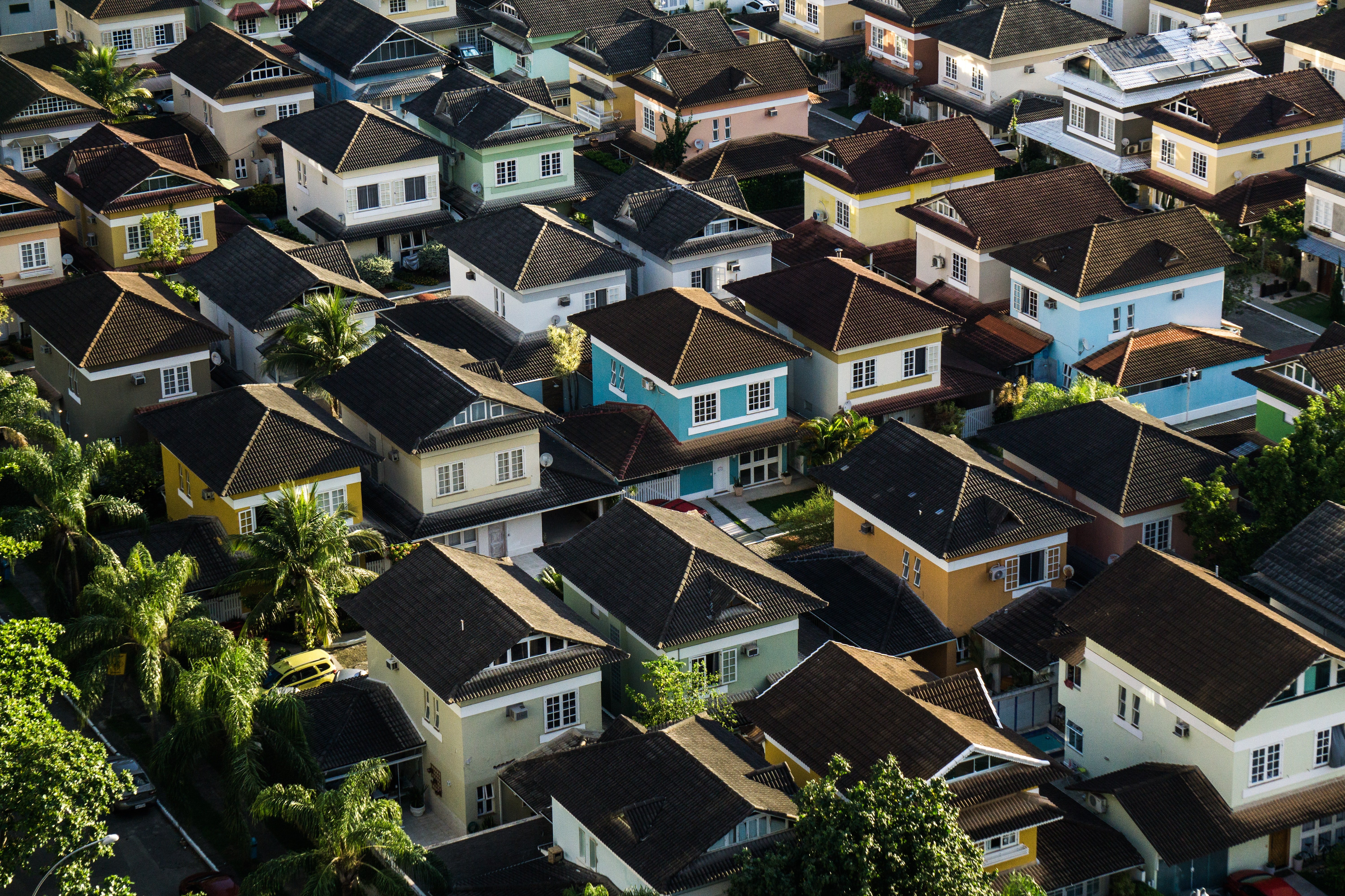 Housing well. Небольшой город. Дом. Современный дом. Недвижимость.