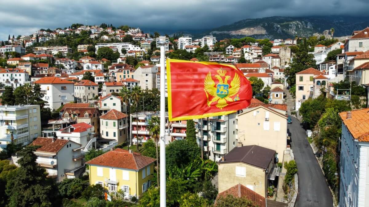 Черногория продолжает выдавать золотые паспорта, несмотря на прекращение программы