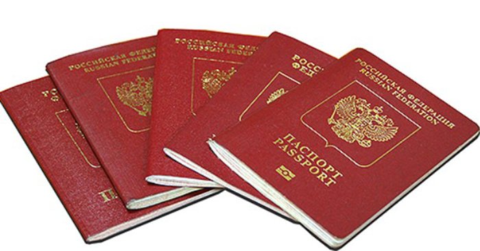 Россиян обязали сдать заграничные паспорта