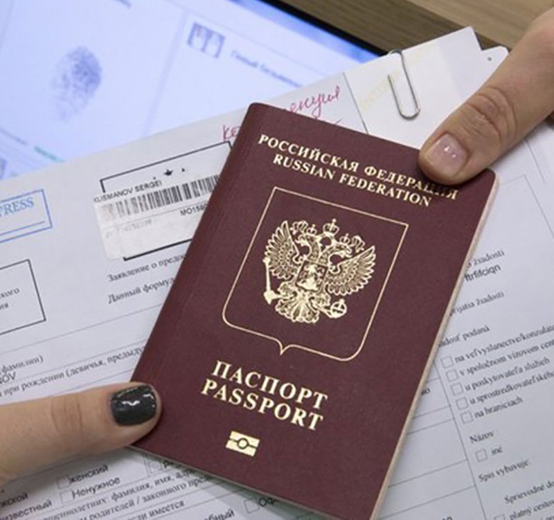 Налоговая служба России будет собирать данные о загранпаспортах и местах проживания