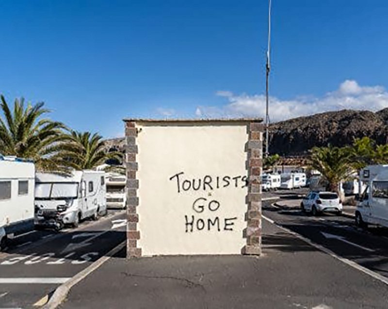 Жители Испании выгоняют туристов