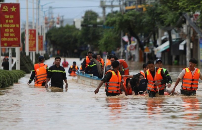 Вьетнам не справляется с наводнением: есть погибшие, туристы оказались в ловушке