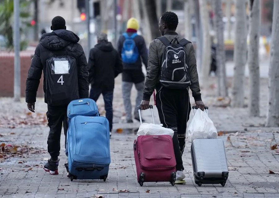 В Испании выселили около 400 нелегальных мигрантов из бывшего института