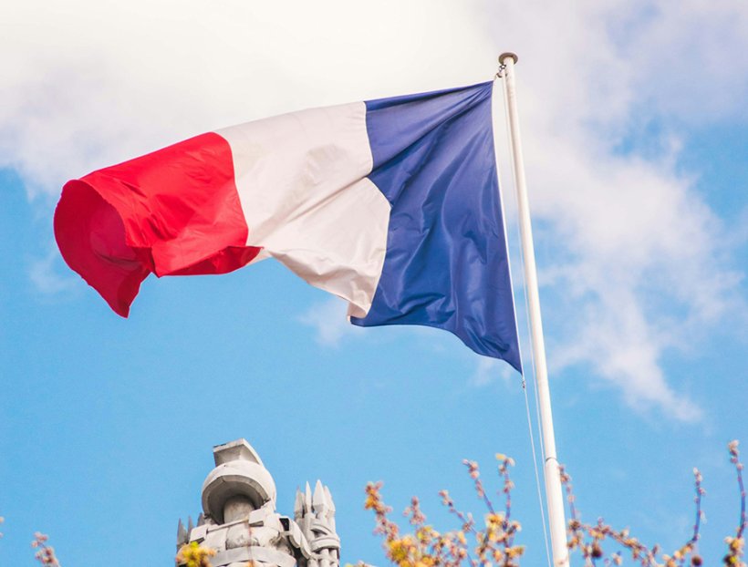 Франция заняла €10 млрд на рынке облигаций в условиях бюджетного кризиса