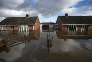 Наводнения усиливают риски на рынке жилья Великобритании