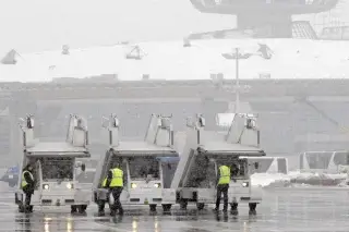 Снежный коллапс в Москве: около 140 рейсов отменены и задержаны