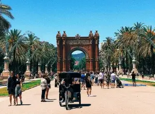 Барселона повышает туристический налог до €15 за ночь