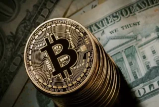 Биткоин удерживает курс