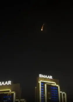 01:13 Появляются свидетельства очевидцев о падении обломков в районе Palm Jumeirah