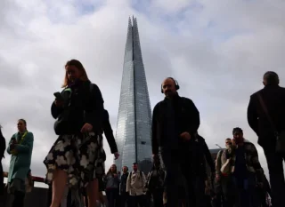 Бизнес в Великобритании сокращает вакансии и зарплаты из-за войны с Ираном