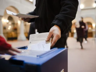 Swiss Voters Lean Toward Flexible Neutrality