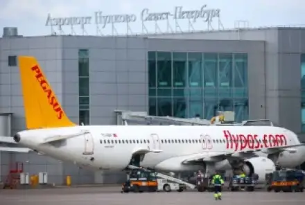 Более 300 рейсов задержали и отменили в Петербурге из-за атак дронов