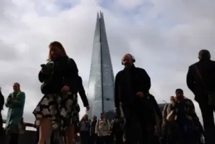 Бизнес в Великобритании сокращает вакансии и зарплаты из-за войны с Ираном