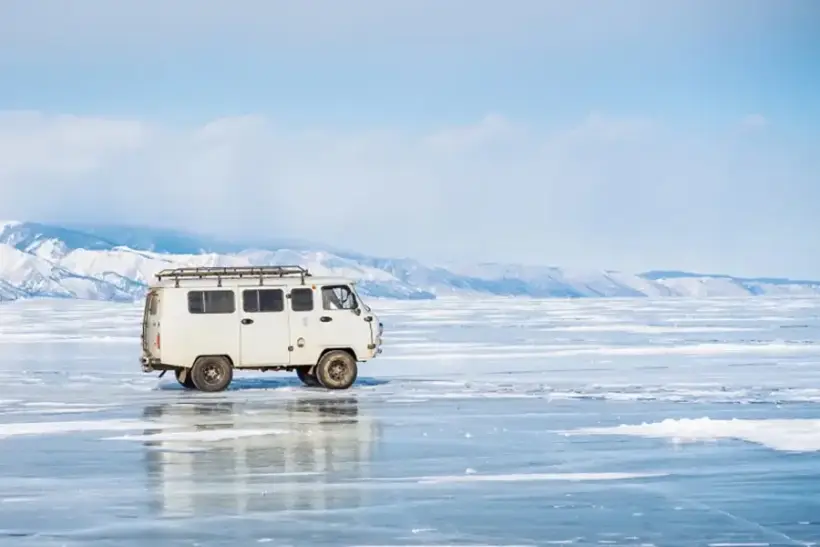 Автомобиль с туристами провалился под лёд на Байкале