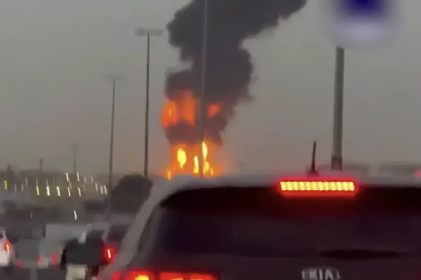 В Эль-Фуджайре после атаки БПЛА вспыхнул пожар